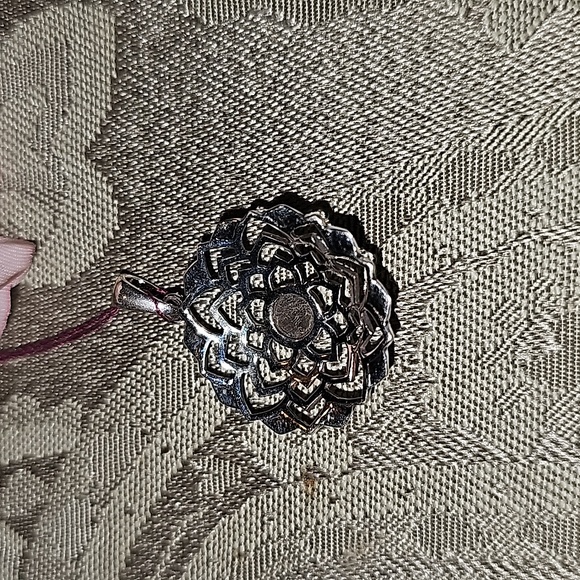 New Sterlibg Silver Sunstone flower pendant - Picture 5 of 6